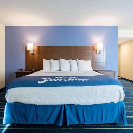 Days Inn By Wyndham Hartford/Closest Downtown Exterior photo