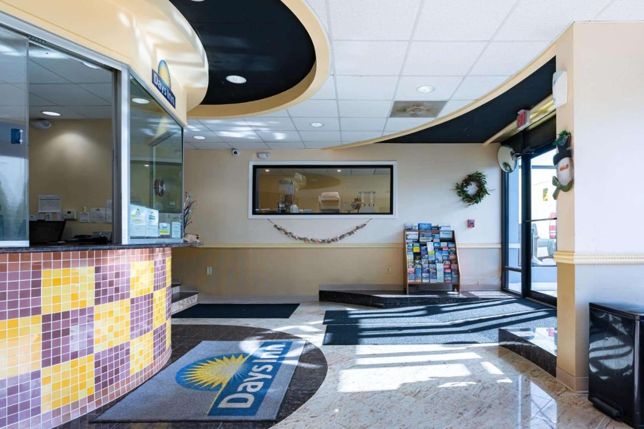 Days Inn By Wyndham Hartford/Closest Downtown Exterior photo