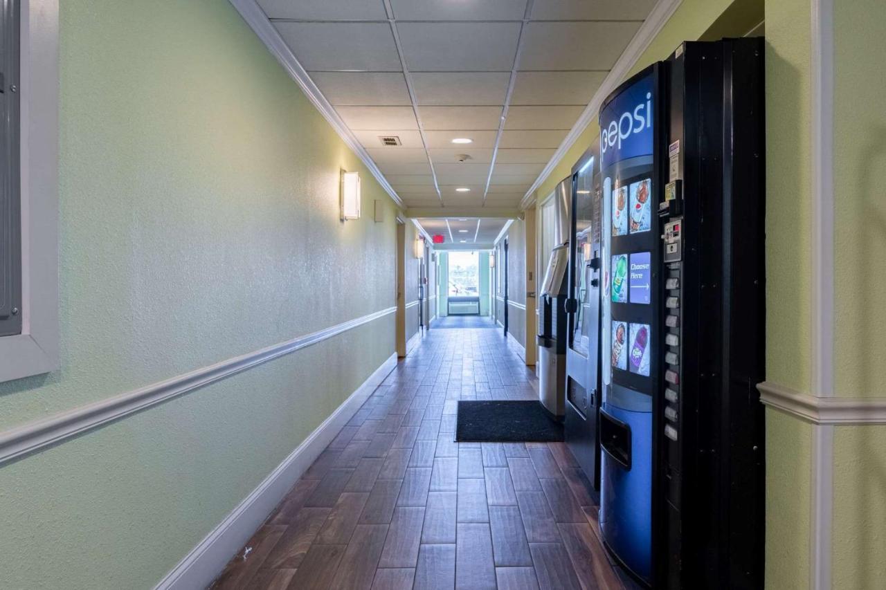 Days Inn By Wyndham Hartford/Closest Downtown Exterior photo