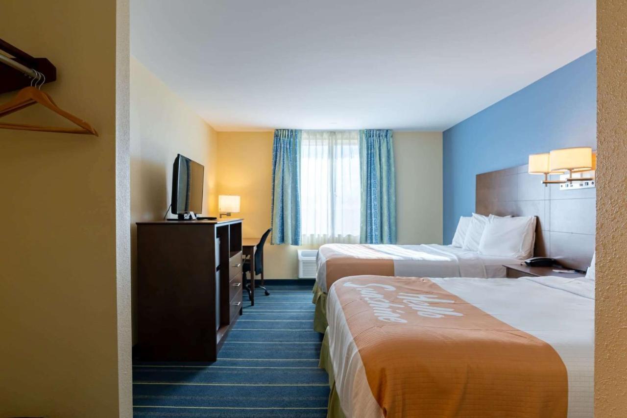 Days Inn By Wyndham Hartford/Closest Downtown Exterior photo