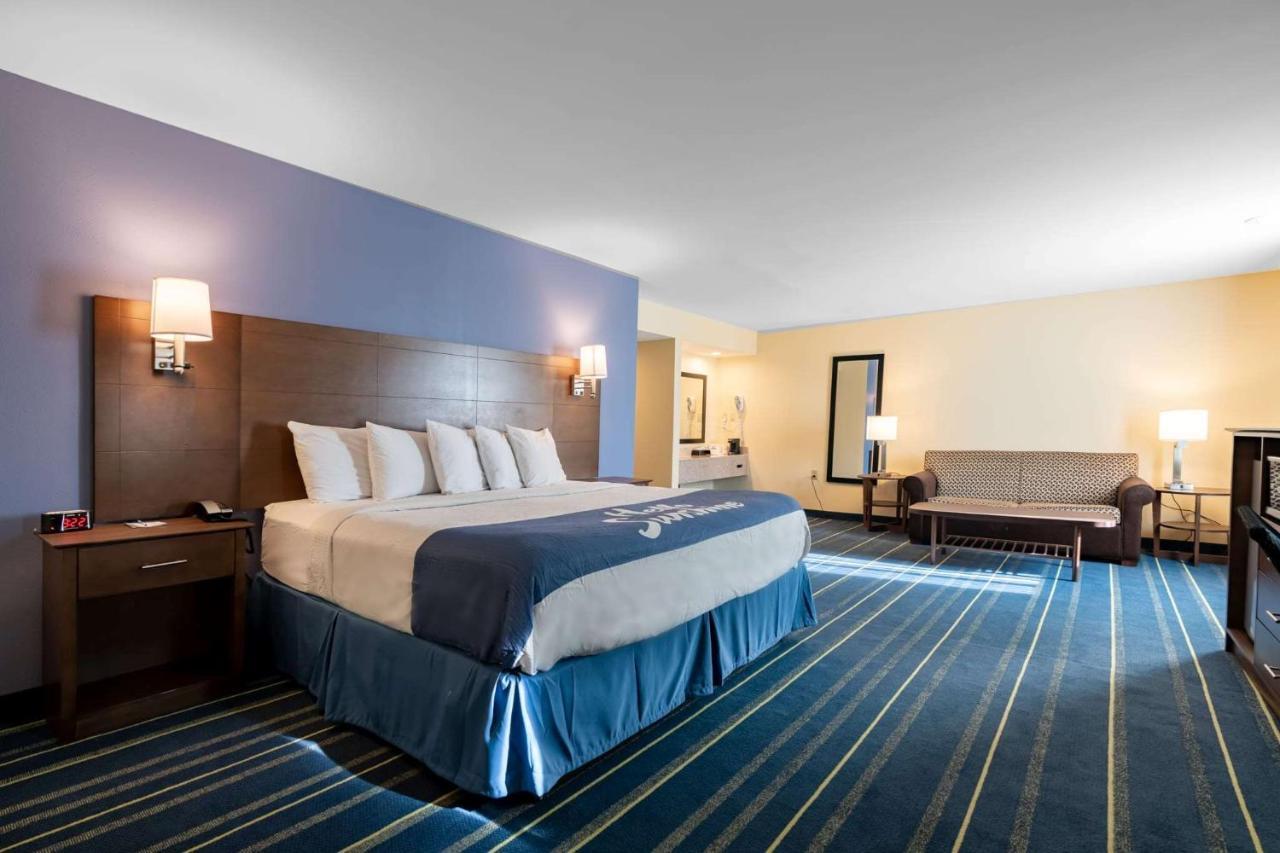 Days Inn By Wyndham Hartford/Closest Downtown Exterior photo