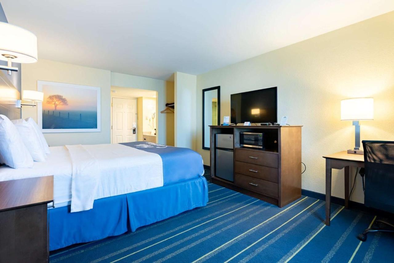 Days Inn By Wyndham Hartford/Closest Downtown Exterior photo