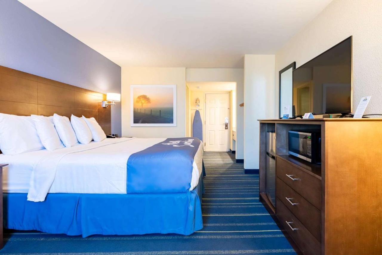 Days Inn By Wyndham Hartford/Closest Downtown Exterior photo