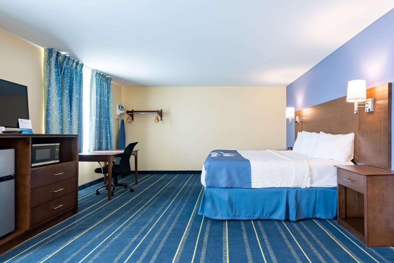 Days Inn By Wyndham Hartford/Closest Downtown Exterior photo