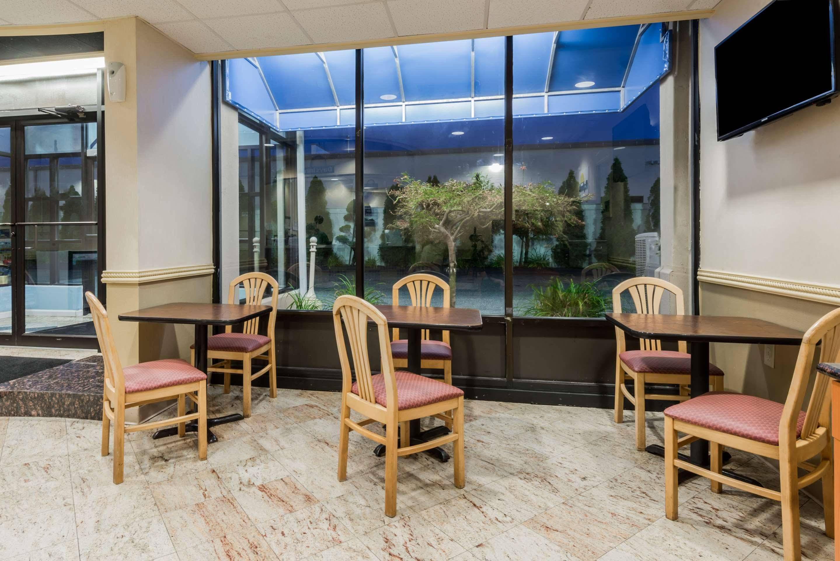 Days Inn By Wyndham Hartford/Closest Downtown Exterior photo
