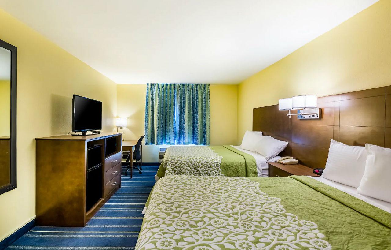 Days Inn By Wyndham Hartford/Closest Downtown Exterior photo